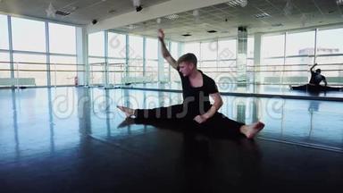 穿运动服装的芭蕾舞演员做伸展运动以保持身体健康